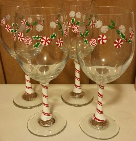 Candy Cane Wine Glasses Diy, Hand Painted Wine Glasses Diy Christmas, Christmas Glasses Diy, Glass Painting Designs Christmas, Painting Wine Glasses Christmas, Wine Glass Painting Christmas, Christmas Wine Glass Painting, Christmas Glass Painting Ideas, Christmas Painted Wine Glasses