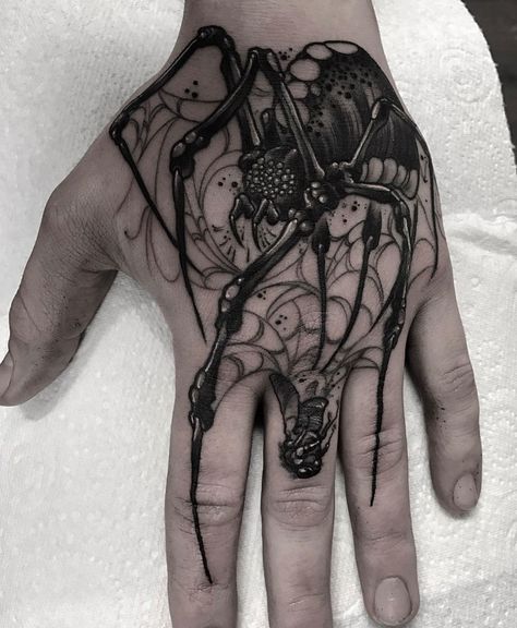 Hand Spider Fly Finger Tattoos Spider, Spider Tattoos, Tatuaje Trash Polka, Tato Flash, Petit Tattoo, Insect Tattoo, Tattoo Trend, Wicked Tattoos, Spider Tattoo