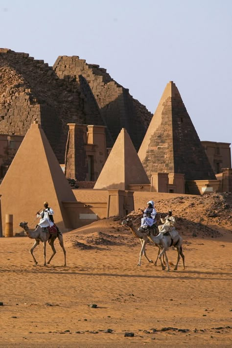 Once the centre of the Nubian kingdom of Kush, Meroë was also where most royal burials took place. So, there are over 100 pyramids at this heritage site, smaller and narrower than those in Egypt, but equally impressive. You can even enter the pyramids and get up close to the hieroglyphs and carvings. With its rich cultural heritage and stunning natural beauty, Sudan is a wonderful hidden gem. Under the country’s sweeping sand dunes lie many ancient treasures and things to do in Sudan. Sudan Art Culture, Sudan Travel, Kingdom Of Kush, Aesthetic Desert, Egypt Resorts, Culture Aesthetic, Cracked Wallpaper, Turkish Flag, Egypt Culture