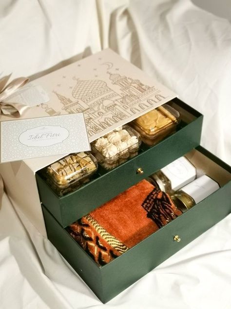 Ramadan Box Design, Eid Box Ideas, Ramadan Box Ideas, Ramadhan Hampers Packaging, Ramadan Hamper Ideas, Eid Hampers Packaging, Ramadan Gift Box Ideas, Hampers Ideas Idul Fitri, Raya Packaging