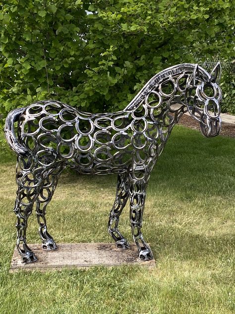 Horse Shoe Welding Projects, Blacksmith Sculpture, Metal Horse Sculptures, Art Fer, Horseshoe Crafts Projects, Antlers Decor, Welding Crafts, Horseshoe Projects, Metal Horse