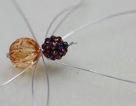 Spider Tutorial, Beaded Ornaments Diy, Glass Bead Crafts, Spider Crafts, Christmas Spider, Spider Jewelry, Beaded Spiders, Bijoux Fil Aluminium, Spider Earrings