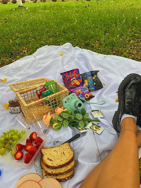 piquenique, indie, indie kid Picnic Astethic, Romantic Picnic Food, Coloring Pages Aesthetic, Pages Aesthetic, Picnic Pictures, Aesthetic Picnic, Picnic Aesthetic, Picnic Inspiration, Romantic Picnics