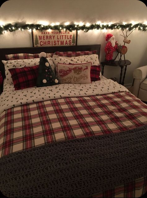 Christmas Bedrooms Cozy, Christmas Room Inspiration, Ideas Decoracion Navidad, Holiday Bedroom Decor, Christmas Bedroom Decor, Holiday Room Decor, Holiday Bedroom, Winter Bedroom, Holiday Room