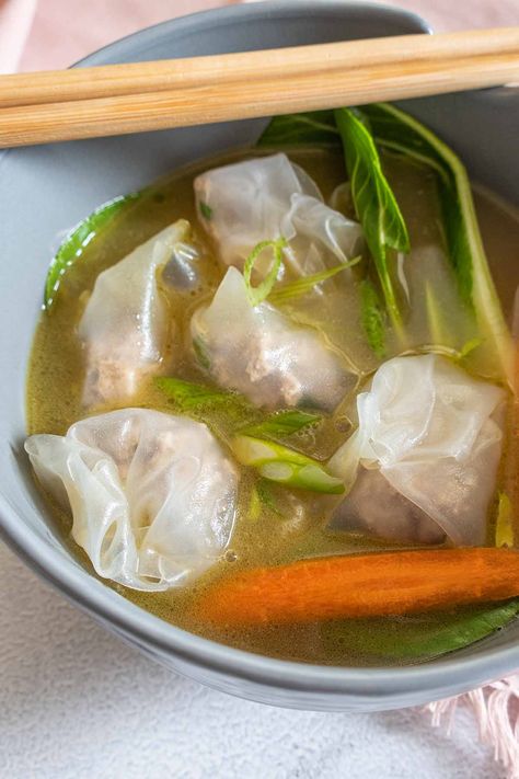 Wonton Filling Recipes, Wonton Soup Broth, Takeaway Recipes, Gluten Free Dumplings, Rice Paper Recipes, Gluten Free Soups, Gluten Free Rolls, Soup With Rice, Wonton Soup Recipe