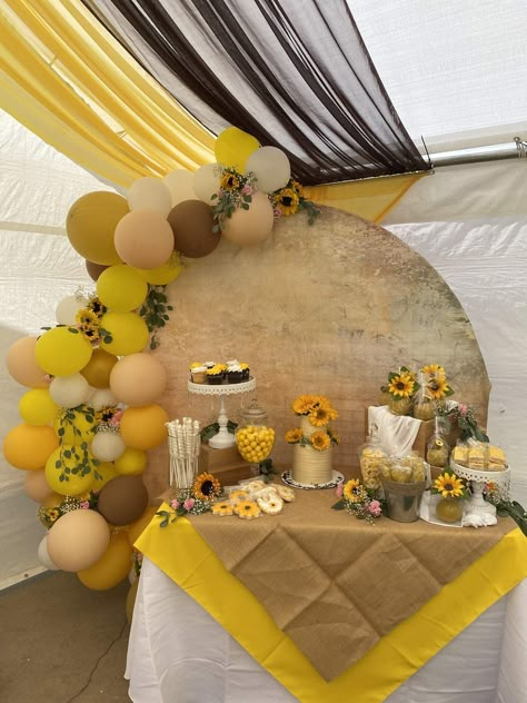 Sunflower Backdrop Ideas With Balloons, 18th Birthday Sunflower Theme, Sunflower And Boots Party, Sunflower And Bee Birthday Party, Fall Sunflower Birthday Party Ideas, Sunflower Themed Birthday Party Ideas, Sweet 16 Party Ideas Sunflowers, Sunflower Fall Baby Shower Ideas Girl, Sunflower Baby Shower Decoration Ideas