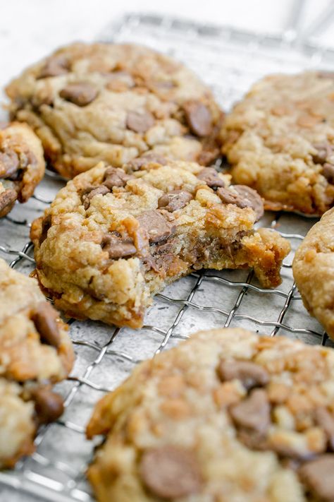 Skor Cookies - fitandfull.ca Skor Recipes Toffee Bits, Skor Toffee Bits Recipes, Recipes With Skor Bits, Skor Bit Cookies, Cookies With Skor Bits, Skor Dessert Recipes, Skor Cookies Recipes Toffee Bits, Skor Bits Recipes, Skor Recipes