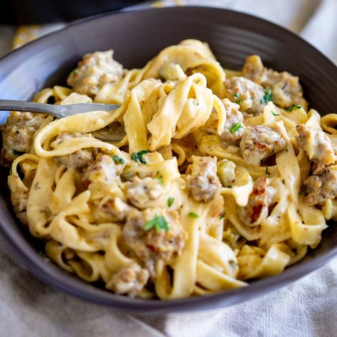 Creamy Italian Sausage Pasta Crockpot Bbq Chicken Breast, Creamy Jambalaya, Creamy Italian Sausage Pasta, Italian Sausage Recipes Pasta, Creamy Sausage Pasta, Sausage Pasta Recipe, Baked Food, Bbq Chicken Breast, Sausage Pasta Recipes