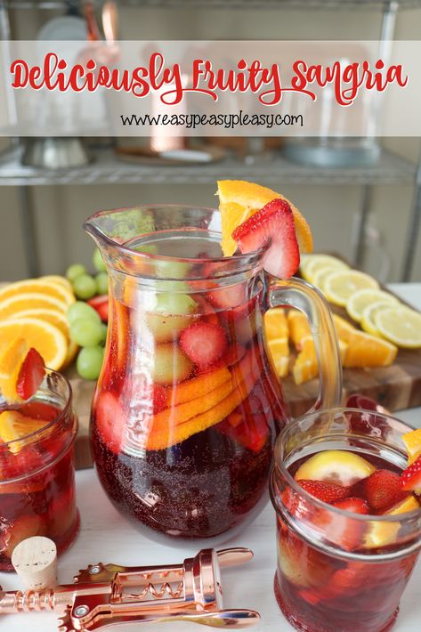 Fruity Sangria, Best Sangria Recipe, Blackberry Sangria, Moscato Sangria, Summer Sangria Recipes, Red Sangria Recipes, Easy Sangria Recipes, Berry Sangria, Red Wine Sangria