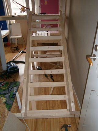 Picture of Slide Board Support Kids Playroom Basement, Diy Slide, Indoor Slide, Diy Loft, Diy Slides, Ladder Design, Diy Loft Bed, Timber Battens, Kids Loft