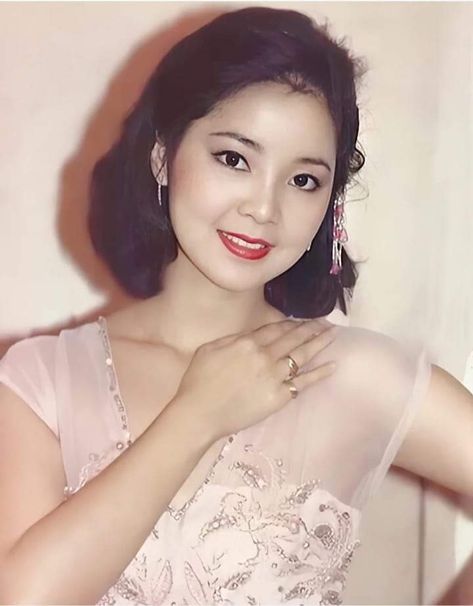 Teresa Teng, Makeup Fashion, My Queen, Fashion Styles, Drawing Reference, Taiwan, G M, Personal Style, I Love