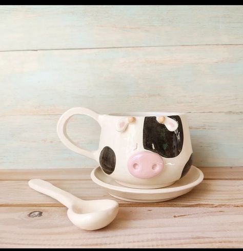 Cow Pottery Ideas, Cow Mug Pottery, Ceramic Animal Mug, Animal Mugs Ceramic, Cow Ceramics, Clay Mug Designs, Cow Pottery, Cow Mugs, Cow Cup