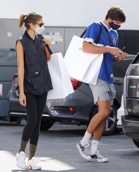 Jacob Elordi Converse, Male Celebrity Street Style, Paparazzi Pics, Bleached Shorts, Style Gym, Celebrity Couple, Jacob Elordi, Vans Outfit, Big Men Fashion