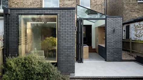 Snug House by Proctor & Shaw features cosy room overlooking the garden L Shaped Kitchen Extension, Modern Kitchen Extensions, External Sliding Doors, Small Architecture, Inspiring Architecture, House Extension Plans, Architecture Firms, Joinery Design, Modern Extension