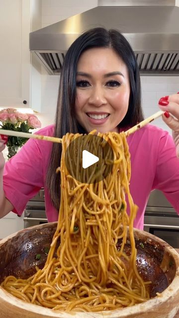 Chili Garlic Oil Recipe Chinese, Garlic Soy Sauce Noodles, Chile Oil Noodles, Garlic Noodles Recipe Asian, Garlic Noodles Asian, Asian Garlic Noodles Recipe, Spaghetti Noodle Recipes, Garlic Sesame Noodles, Chili Garlic Noodles