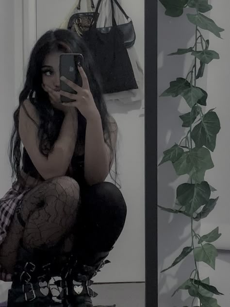 Goth Selfie Poses, Goth Mirror Selfie, Goth Instagram Story, Emo Mirror Selfie, Goth Selfie Ideas, Emo Instagram Pictures, Goth Selfie, Egirl Poses, Egirl Aesthetic