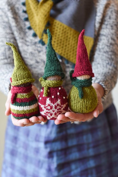 Knitted Gnomes, Elf Pattern, Christmas Knitting Projects, Knitted Christmas Decorations, Christmas Knitting Patterns Free, Elf Ornaments, Christmas Knitting Patterns, Gnome Patterns, Christmas Gnomes