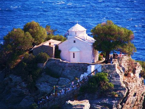 Take a closer look! The Chapel in the movie Mamma Mia. Agios Ioannis Chapel - Skopelos Mamma Mia Chapel, Skopelos Island, Skopelos Greece, Greek Church, Skiathos Island, Places In Greece, Road Trip Places, Skiathos, Mini Bus