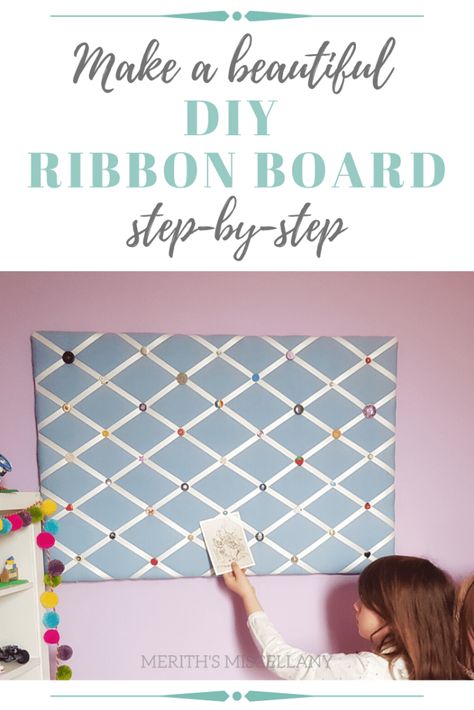 Ribbon Photo Board, Diy Ribbon Bulletin Board, Diy Photo Board Ideas, Fabric Photo Board, Picture Board Ideas Diy, Picture Board Diy, Photo Board Diy, Photo Pin Board, Diy Picture Board