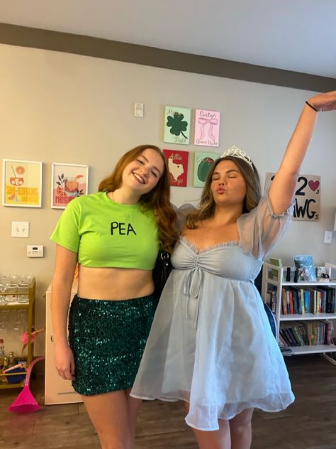 #halloween #sorority #costume #duocostume #halloweencostumescollege #halloweencostumeideas Duo Costumes, Princess And The Pea, Halloween Costumes College, Sorority, Peas, Halloween Costumes, Halloween