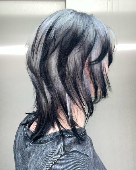 Haircut + silver color + black tips = @3liksir Gray Hair Highlights Short Hair, Grey Hair With Black Tips, Black And Grey Hair Short, Black And Silver Hair Short, Platinum And Black Hair, White Hair With Black Tips, Black Tips Hair, Gray And Black Hair, Silver And Black Hair