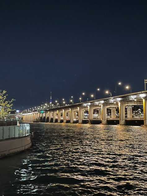 Evening walk in the summer by the Han River in Seoul, South Korea. Warm weather, river breeze, good friends. South Korea Weather, Sungai Han Seoul Night, Han River Aesthetic Night, South Korea Han River, Han River Aesthetic, Han River Night, Korea Han River, South Korea Summer, Summer In Seoul