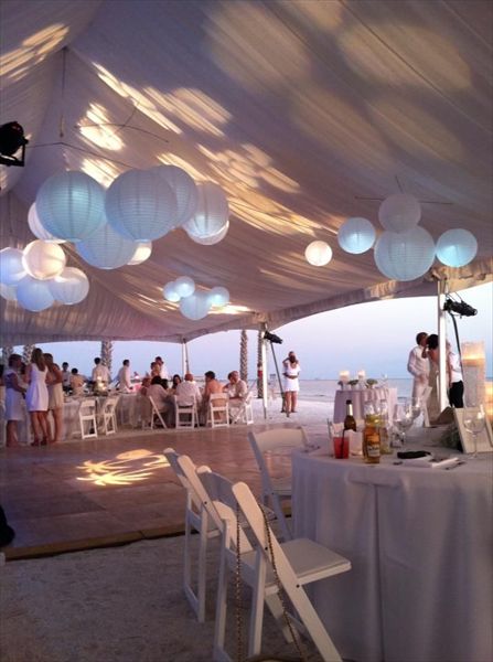 *Suenan canciones de lilo y stitch a la distancia* Simple Wedding Reception, Paper Lanterns Wedding, Weddings Outdoor, Wedding Reception Lighting, Paper Lantern Lights, Beach Lighting, Church Wedding Decorations, Cheap Wedding Venues, Lantern Ideas