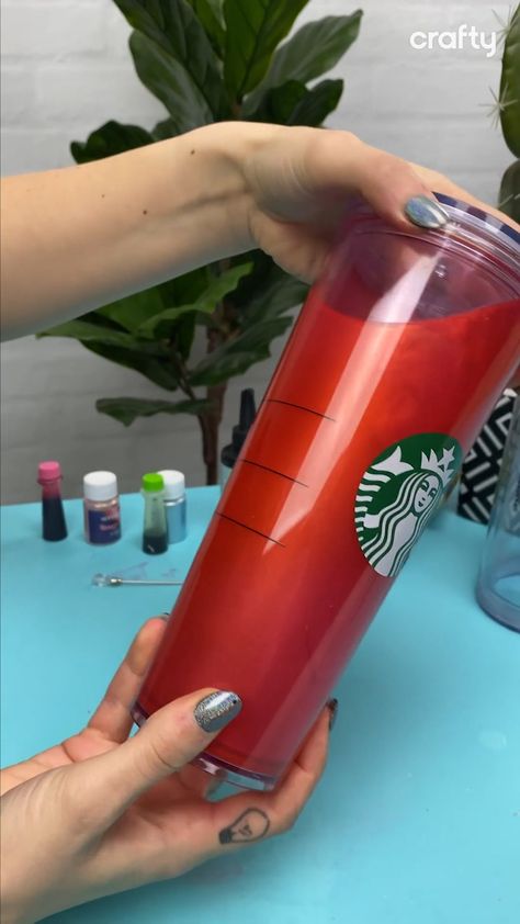 Diy Starbucks Cup, Diy Starbucks, Starbucks Hacks, Starbucks Diy, Blue Food Coloring, Don't Sleep, Glitter Tumblers, Blue Food, Green Food Coloring