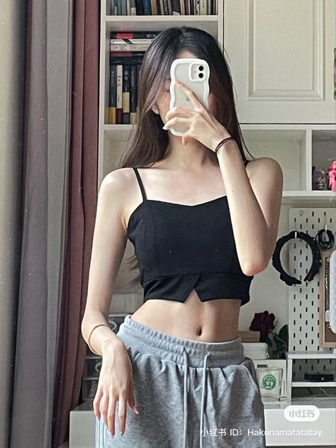 Tanktop Ootd Korea, Crop Top Korean, Korean Grey Sweatpants Outfit, Black Tank Top And Sweatpants, Kpop Sweatpants Outfit, Korean Flat Stomach, Tank Top Sweatpants Outfit, Korean Bodyclaim, Korean Girl Body