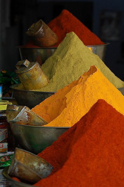 Spices Photography, Moroccan Spices, Spice Market, Spice It Up, Spices And Herbs, Indian Spices, Color My World, Herbs And Spices, Spice Rack