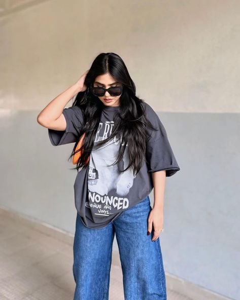 22 Stylish Oversized T-Shirts for Women: Style, Aesthetic, and Streetwear Ideas Large T Shirt Outfit, Chic Black Outfits, Large T Shirt, Streetwear Ideas, Oversized T Shirts, 1990s Fashion, Black Outfits, Style Aesthetic, Tshirt Outfits