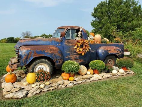 Fall Yard Art, Farm Signs Entrance, Cabinet Decor Ideas, Old Truck Photography, Chic Bedroom Ideas, Halloween Wreath Ideas, Outside Fall Decorations, Tractor Decor, Fall Lanterns