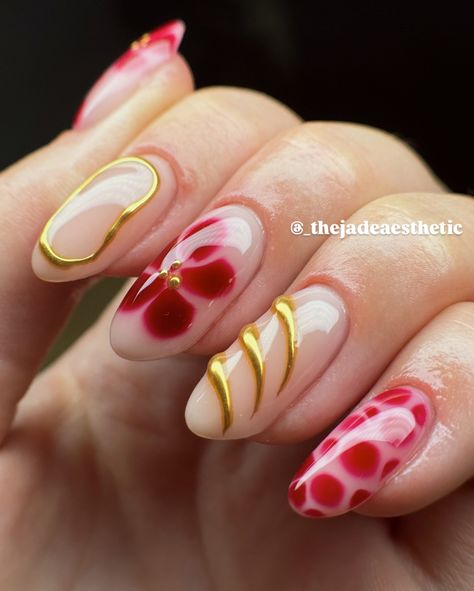 dominant hand nails check!! 😝💅🏼 it is not often that i will post the first picture of a carousel of my right hand, but i was obsessed with how my dominant hand turned out!! 🤩 so i hope you enjoy these dark red & 3d gold chrome blooming gel nails! this is a perfect design for fall, while staying super classy and cute! ☺️❤️ @stellar_gel - stellar bond - hard structure gel natural - heartthrob - blooming gel - stellar matte top - stellar shine top @dndgel - dnd 871 how do u neutral? @makar... Blooming Gel Nails, Hand Nails, Blooming Gel, Gel Natural, Gold Chrome, Gold Nails, Carousel, One Pic, Nail Ideas