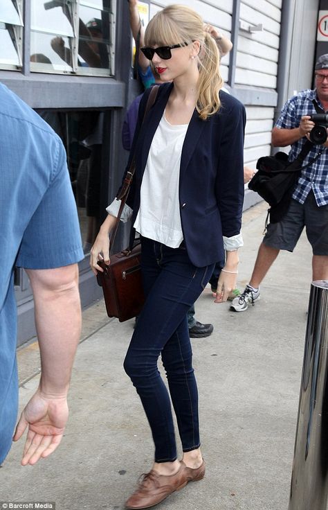 Doing the rounds: Earlier in the day Taylor was seen visiting Nova radio station to do an interview Women Oxfords, Style Taylor Swift, Taylor Swift Street Style, Oxford Shoes Outfit, Paris Mode, Taylor Swift Outfits, Celebrity Street Style, Emma Stone, Taylor Swift Style