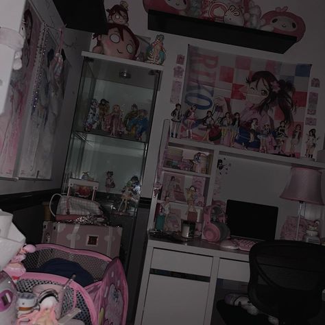 Dark Kawaii Aesthetic, Weird Anime, Goth Bedroom, Dark Kawaii, Messy Room, Anime Things, Cute Room Ideas, Kawaii Room, Room Setup