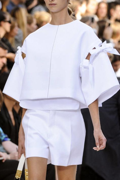 See every last detail from shoes and jewels, to bags and belts, from the Chloé Spring 2013 Ready-to-Wear show. Detail Couture, White Clothing, Moda Chic, Clothing Details, Picture This, 가을 패션, Mode Vintage, Mode Inspiration, White Fashion