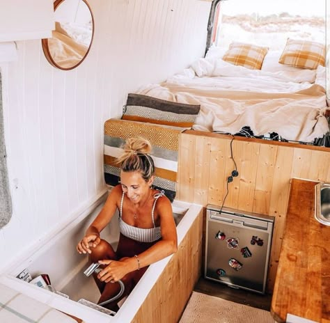 Custom Vans Ideas, Vans Ideas, Caravan Vintage, Kombi Motorhome, Kombi Home, Van Conversion Interior, Campervan Life, Build A Camper Van, Vintage Airstream