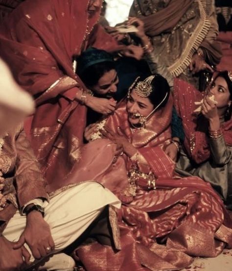 Happy Wedding Day Images, Bride Groom Photoshoot, Marriage Pictures, Indian Marriage, Groom Photoshoot, Family Wedding Photos, Marriage Photos, Happy Wedding Day, Vintage Wedding Photos