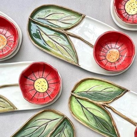 Ceramics Lovers on Instagram: "Ceramic tulip platter art 🌷 by @baharceramic" Pottery Things To Make, Easy Hand Built Pottery Ideas, Quirky Pottery Ideas, Hand Ceramics Ideas, Ceramic Clay Projects, Valentine Pottery Ideas, Throwing Pottery Ideas, Pottery Platter Ideas, Easy Hand Building Pottery Ideas