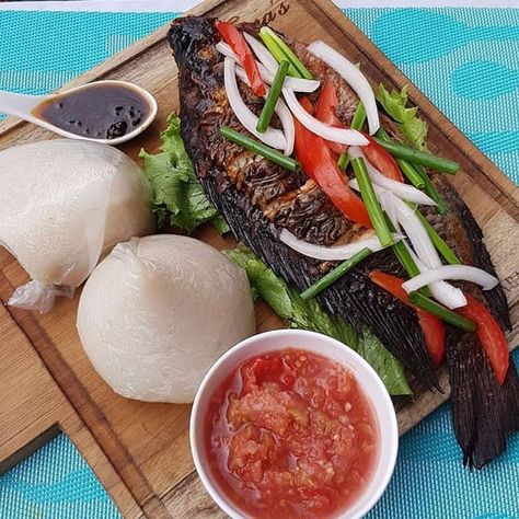 Banku, hot green and black pepper sauce with grilled tilapia and veggies Ghana Food, Ghanaian Food, Grilled Tilapia, It's Thursday, Red Pepper Sauce, Chef Clothes, Nigerian Food, Bakery Design, Fair Food Recipes