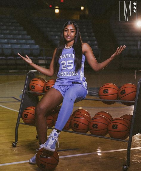 Basketball Fits Women, Female Basketball Outfits, Basketball Picture Ideas Women, Basketball Photoshoot Poses, Basketball Women Aesthetic, Women Basketball, Basketball Poses For Media Day, Basketball Women, Women Basketball Photoshoot