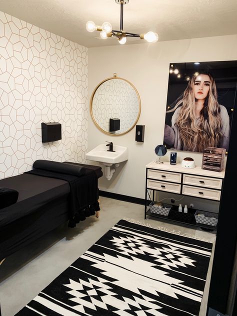 Black And White Wax Room, Waxing Station Setup, Lash Cabin Decor, Lash Tech Room Ideas Modern, Wax Rooms Ideas, Western Lash Room Ideas, Pmu Room Ideas, Aesthetic Spa Decor, Jz Styles Salon