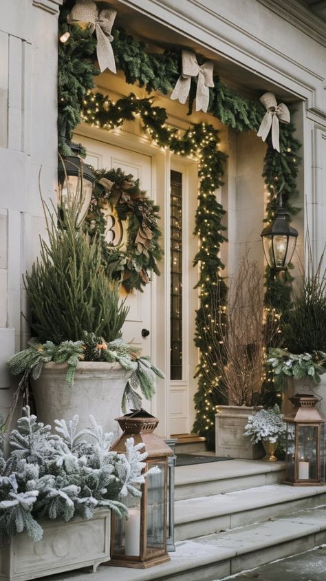 Classic Christmas Exterior, Christmas In The Hamptons, Luxury Christmas Decor Outdoor, Luxurious Christmas Decor, Christmas Decor Outdoor, Crafts Outdoor, British Christmas, Luxury Christmas Decor, Classic Wreath