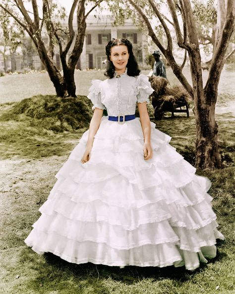 @world.of.costumes on Instagram: “Vivien Leigh as Scarlett O'Hara  Movie ~ Gone With The Wind [1939]  #vivienleigh #scarlettohara #gonewiththewind #dresses #dress #costume…” Gone With The Wind Dresses, Vivian Leigh, Big Sam, Southern Belle Dress, Southern Dresses, Southern Women, Vivien Leigh, Victorian Wedding, Iconic Dresses