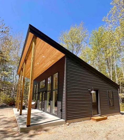 Modern Mountain Home Exterior, Black Modern House, Mountain Home Exterior, Carriage House Plans, Tiny House Luxury, Metal Building Home, Bungalow Style House Plans, Cottage Decor Farmhouse, Building A Container Home