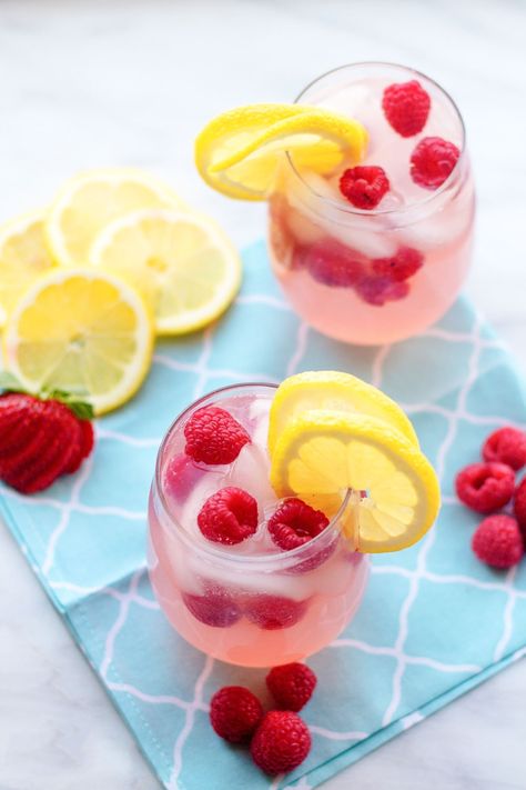 Raspberry Lemonade Sangria 8 Apple Pie Sangria, Summertime Sangria, Raspberry Lemonade Recipe, Chocolate Coconut Cake, Pink Lemonade Vodka, Lemonade Sangria, Sparkling Cocktails, Easy Sangria Recipes, Cocktail Rose