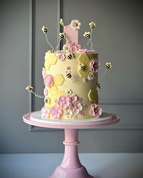 Honey Bee Cake, Bee Hive Cake, Baby Cake Design, Bee Birthday Cake, Sweet Snap, Fairy Birthday Cake, Worst Tattoos, Baby First Birthday Themes, Bee Cake