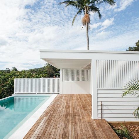 Hamptons Pool, Pool House Cabana, Hilltop House, Pool Pergola, White Pool, Architecture Facade, Coastal Cottage Style, Pool House Designs, Outdoor Pool Area