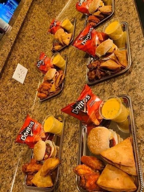 Food Tray Ideas, Slumber Party Foods, Family Movie Night Snacks, Game Night Food, Movie Night Food, Movie Night Snacks, Party Food Buffet, Soul Food Dinner, Sleepover Food