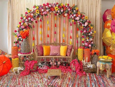 Haldi decoration Mendhi Event Ideas, Mehendi House Decor, Mehndi Event Decoration At Home, Indoor Mehndi Decor, Beach Haldi Decor, Mehendi Theme Ideas, Engagement Decorations Indian Indoor, Desi Wedding Decor Mehndi Stage, Dolki Night Decor At Home